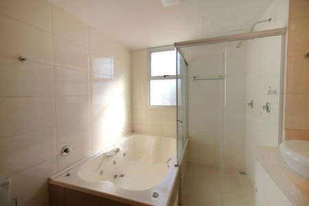 Apartamento à venda com 197m², 4 quartos e 4 vagasBanheiro da Suíte 1