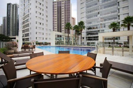 Apartamento à venda com 197m², 4 quartos e 4 vagasÁrea comum - Piscina