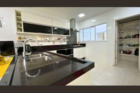 Casa de condomínio à venda com 480m², 3 quartos e 7 vagas