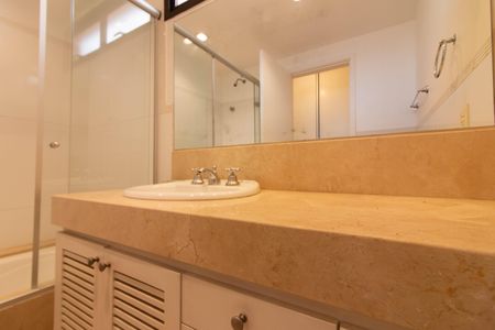 Apartamento à venda com 220m², 5 quartos e 3 vagasBanheiro da Suíte 1