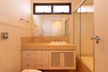 Apartamento à venda com 220m², 5 quartos e 3 vagasBanheiro da Suíte 2