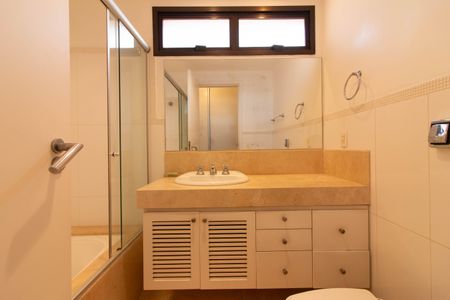 Apartamento à venda com 220m², 5 quartos e 3 vagasBanheiro da Suíte 1