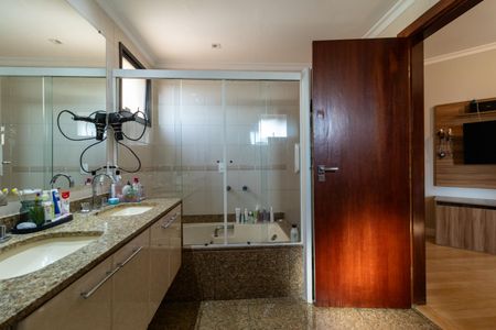 Apartamento para alugar com 246m², 5 quartos e 4 vagas Apartamento para alugar com 246m², 5 quartos e 4 vagasBanheiro da Suíte 1