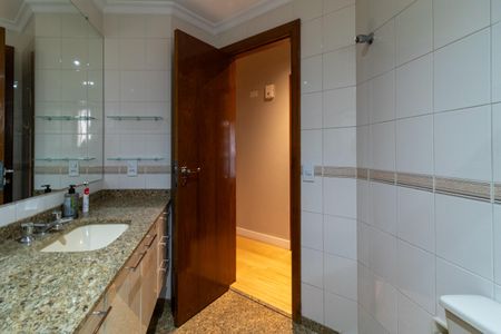 Apartamento para alugar com 246m², 5 quartos e 4 vagas Apartamento para alugar com 246m², 5 quartos e 4 vagasBanheiro da Suíte 2