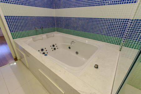 Apartamento para alugar com 220m², 2 quartos e 3 vagas Apartamento para alugar com 220m², 2 quartos e 3 vagasBanheiro da Suíte 2