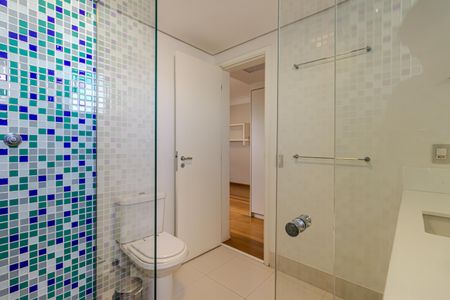 Apartamento para alugar com 220m², 2 quartos e 3 vagas Apartamento para alugar com 220m², 2 quartos e 3 vagasBanheiro da Suíte 1