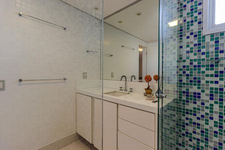 Apartamento para alugar com 220m², 2 quartos e 3 vagas Apartamento para alugar com 220m², 2 quartos e 3 vagasBanheiro da Suíte 1