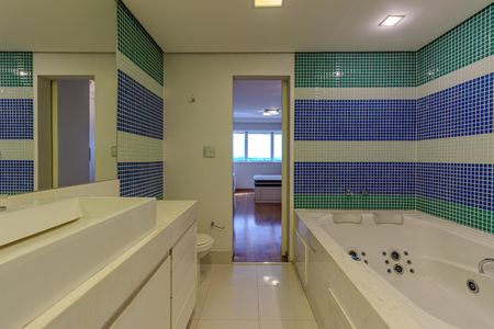 Apartamento para alugar com 220m², 2 quartos e 3 vagas Apartamento para alugar com 220m², 2 quartos e 3 vagasBanheiro da Suíte 2