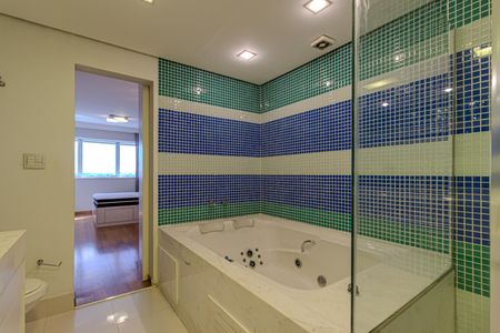 Apartamento para alugar com 220m², 2 quartos e 3 vagas Apartamento para alugar com 220m², 2 quartos e 3 vagasBanheiro da Suíte 2