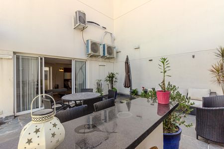 Apartamento para alugar com 220m², 2 quartos e 3 vagas Apartamento para alugar com 220m², 2 quartos e 3 vagasVaranda