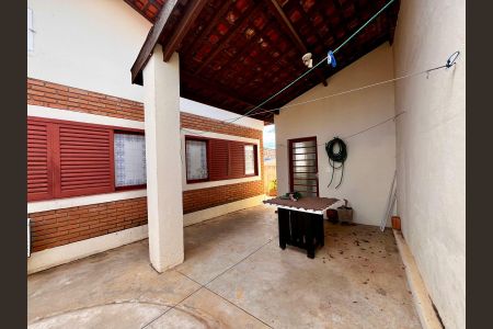 Casa à venda com 234m², 3 quartos e 4 vagas Casa à venda com 234m², 3 quartos e 4 vagasQuintal