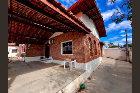 Casa à venda com 234m², 3 quartos e 4 vagas Casa à venda com 234m², 3 quartos e 4 vagasFachada