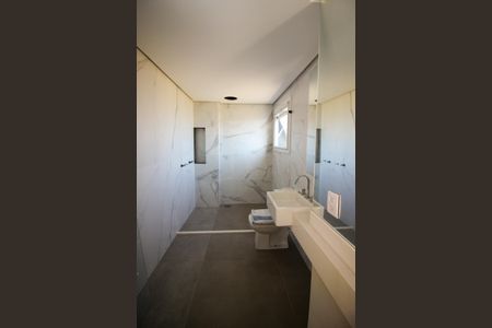 Casa de condomínio à venda com 356m², 4 quartos e 4 vagas Casa de condomínio à venda com 356m², 4 quartos e 4 vagasBanheiro da Suíte 1