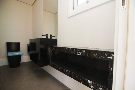 Casa de condomínio à venda com 356m², 4 quartos e 4 vagas Casa de condomínio à venda com 356m², 4 quartos e 4 vagasLavabo 1