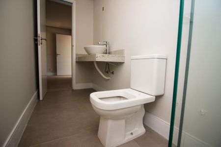 Casa de condomínio à venda com 356m², 4 quartos e 4 vagas Casa de condomínio à venda com 356m², 4 quartos e 4 vagasBanheiro da Suíte 4