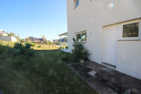 Casa de condomínio à venda com 356m², 4 quartos e 4 vagas Casa de condomínio à venda com 356m², 4 quartos e 4 vagasQuintal