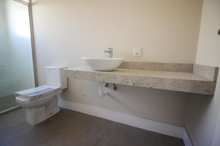 Casa de condomínio à venda com 356m², 4 quartos e 4 vagas Casa de condomínio à venda com 356m², 4 quartos e 4 vagasBanheiro da Suíte 3