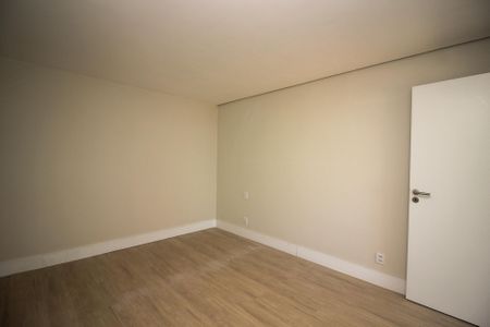 Casa de condomínio à venda com 356m², 4 quartos e 4 vagas Casa de condomínio à venda com 356m², 4 quartos e 4 vagasSuíte 4