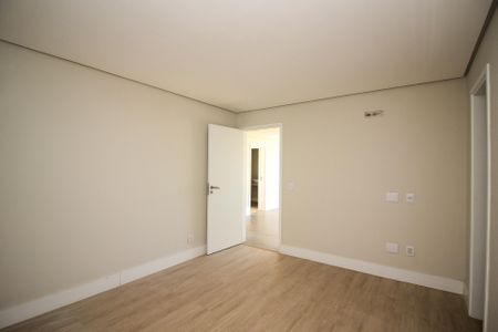 Casa de condomínio à venda com 356m², 4 quartos e 4 vagas Casa de condomínio à venda com 356m², 4 quartos e 4 vagasSuíte 4