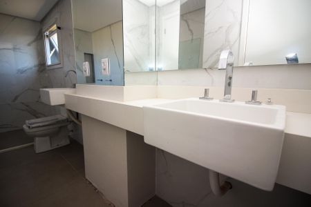 Casa de condomínio à venda com 356m², 4 quartos e 4 vagas Casa de condomínio à venda com 356m², 4 quartos e 4 vagasBanheiro da Suíte 1