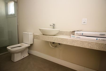 Casa de condomínio à venda com 356m², 4 quartos e 4 vagas Casa de condomínio à venda com 356m², 4 quartos e 4 vagasBanheiro da Suíte 2