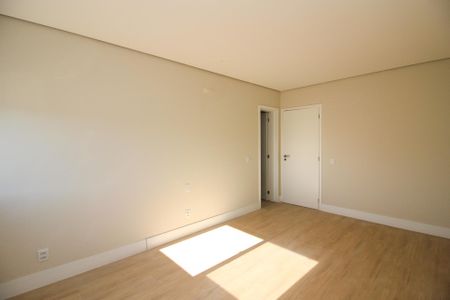 Casa de condomínio à venda com 356m², 4 quartos e 4 vagas Casa de condomínio à venda com 356m², 4 quartos e 4 vagasSuíte 2