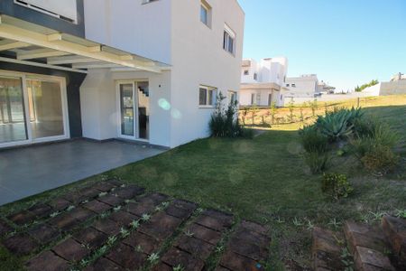 Casa de condomínio à venda com 356m², 4 quartos e 4 vagas Casa de condomínio à venda com 356m², 4 quartos e 4 vagasQuintal