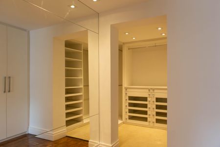 Apartamento à venda com 158m², 2 quartos e 2 vagas Apartamento à venda com 158m², 2 quartos e 2 vagasCloset da suíte