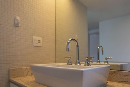 Apartamento à venda com 158m², 2 quartos e 2 vagas Apartamento à venda com 158m², 2 quartos e 2 vagasBanheiro da Suíte