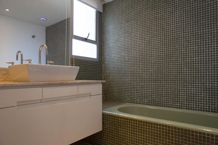 Apartamento à venda com 158m², 2 quartos e 2 vagas Apartamento à venda com 158m², 2 quartos e 2 vagasBanheiro da Suíte