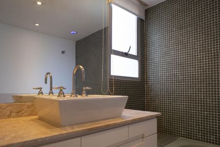 Apartamento à venda com 158m², 2 quartos e 2 vagas Apartamento à venda com 158m², 2 quartos e 2 vagasBanheiro da Suíte