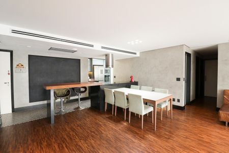 Apartamento à venda com 246m², 3 quartos e 2 vagas Apartamento à venda com 246m², 3 quartos e 2 vagasSala