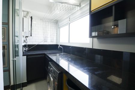 Apartamento à venda com 246m², 3 quartos e 2 vagas Apartamento à venda com 246m², 3 quartos e 2 vagasCozinha e Área de Serviço