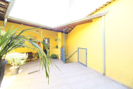 Casa à venda com 300m², 2 quartos e 12 vagasQuintal