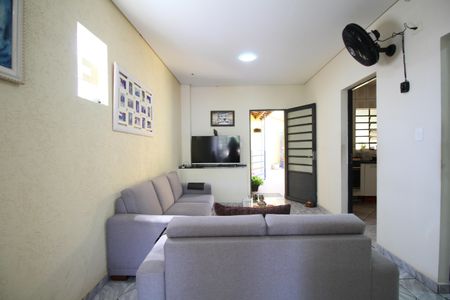 Casa à venda com 300m², 2 quartos e 12 vagasSala