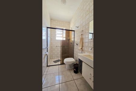 Casa à venda com 220m², 5 quartos e 4 vagasBanheiro Social 01