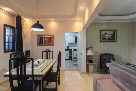 Casa à venda com 240m², 2 quartos e 3 vagas Casa à venda com 240m², 2 quartos e 3 vagasSala