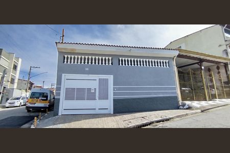 Casa à venda com 240m², 2 quartos e 3 vagas Casa à venda com 240m², 2 quartos e 3 vagasFachada