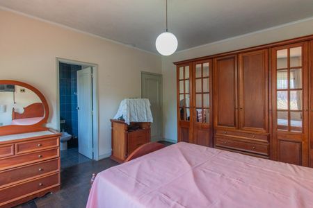 Casa à venda com 320m², 6 quartos e 2 vagas Casa à venda com 320m², 6 quartos e 2 vagasSuíte