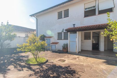 Casa à venda com 320m², 6 quartos e 2 vagas Casa à venda com 320m², 6 quartos e 2 vagasQuintal