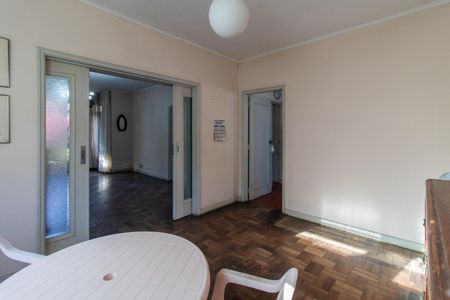 Casa à venda com 320m², 6 quartos e 2 vagas Casa à venda com 320m², 6 quartos e 2 vagasSala