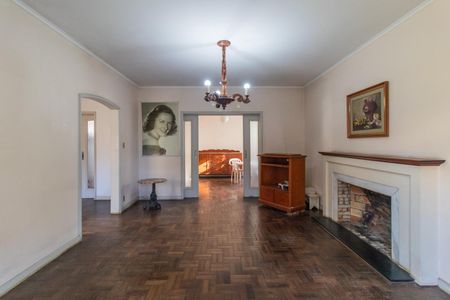 Casa à venda com 320m², 6 quartos e 2 vagas Casa à venda com 320m², 6 quartos e 2 vagasSala