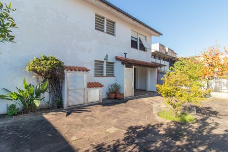 Casa à venda com 320m², 6 quartos e 2 vagas Casa à venda com 320m², 6 quartos e 2 vagasQuintal