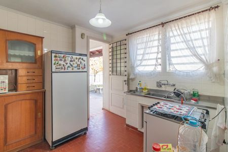 Casa à venda com 320m², 6 quartos e 2 vagas Casa à venda com 320m², 6 quartos e 2 vagasCozinha