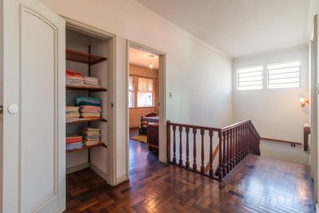 Casa à venda com 320m², 6 quartos e 2 vagas Casa à venda com 320m², 6 quartos e 2 vagasCorredor