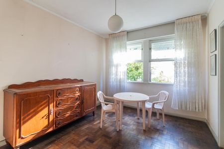 Casa à venda com 320m², 6 quartos e 2 vagas Casa à venda com 320m², 6 quartos e 2 vagasSala