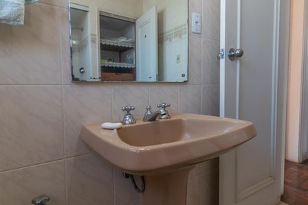 Casa à venda com 320m², 6 quartos e 2 vagas Casa à venda com 320m², 6 quartos e 2 vagasBanheiro Social