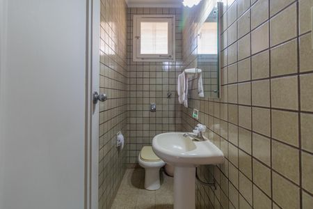 Casa à venda com 320m², 6 quartos e 2 vagas Casa à venda com 320m², 6 quartos e 2 vagasLavabo