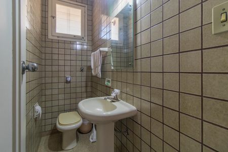 Casa à venda com 320m², 6 quartos e 2 vagas Casa à venda com 320m², 6 quartos e 2 vagasLavabo