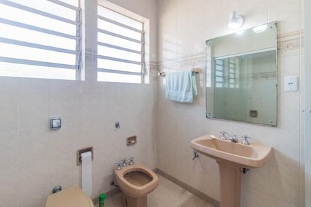 Casa à venda com 320m², 6 quartos e 2 vagas Casa à venda com 320m², 6 quartos e 2 vagasBanheiro Social